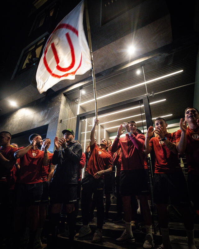 Jugadores de Universitario en pleno banderazo en Andahuaylas. Foto: Universitario   