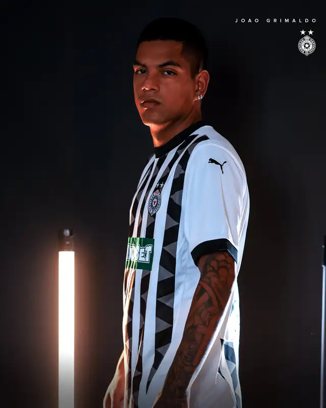  Joao Grimaldo solo disputó 10 duelos en 2024 con Partizán sin anotar ni asistir. Foto: Partizán/X    