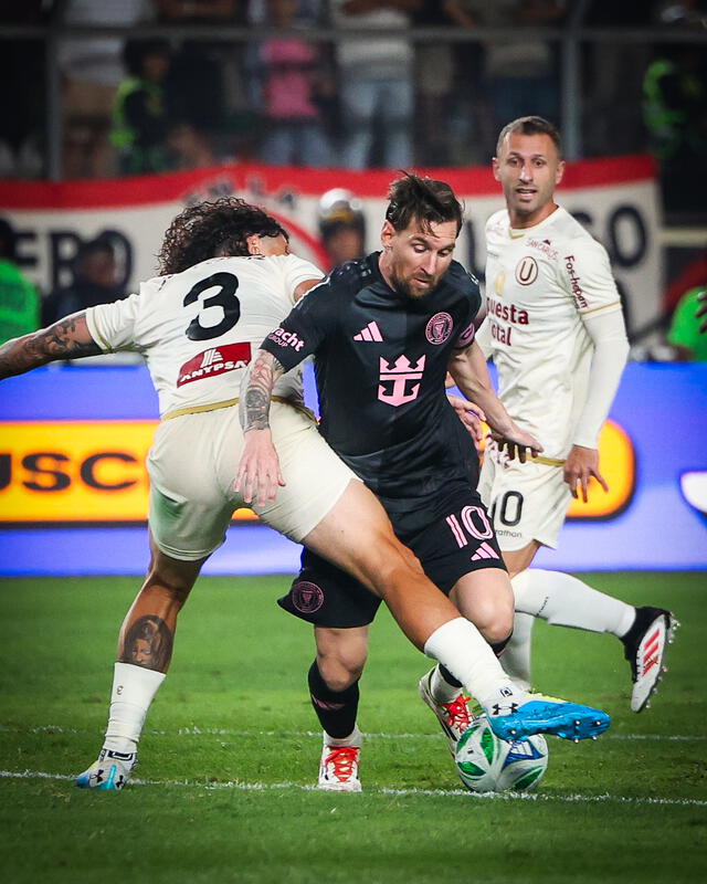  Williams Riveros tuvo un duelo personal con Lionel Messi en el Universitario vs Inter Miami. Foto: Universitario/X   