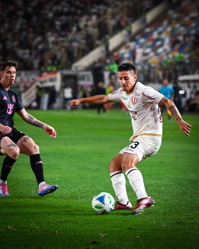  Jorge Murrugarra tuvo minutos en el amistoso Universitario vs Inter Miami. Foto: Universitario/X   