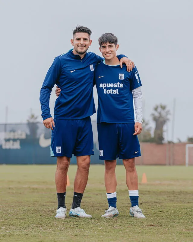 Carlos Zambrano junto a su menor hijo. Foto: Alianza Lima Carlos Zambrano junto a su menor hijo. Foto: Alianza Lima