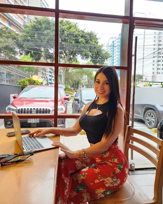Alejandra Castillo en su empresa La Foret Inmobiliaria. Foto: Instagram Alejandra Castillo en su empresa La Foret Inmobiliaria. Foto: Instagram