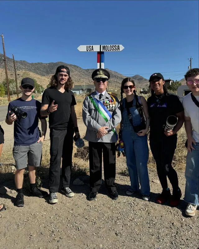 Kevin Baugh junto a un grupo de visitantes en Molossia.  