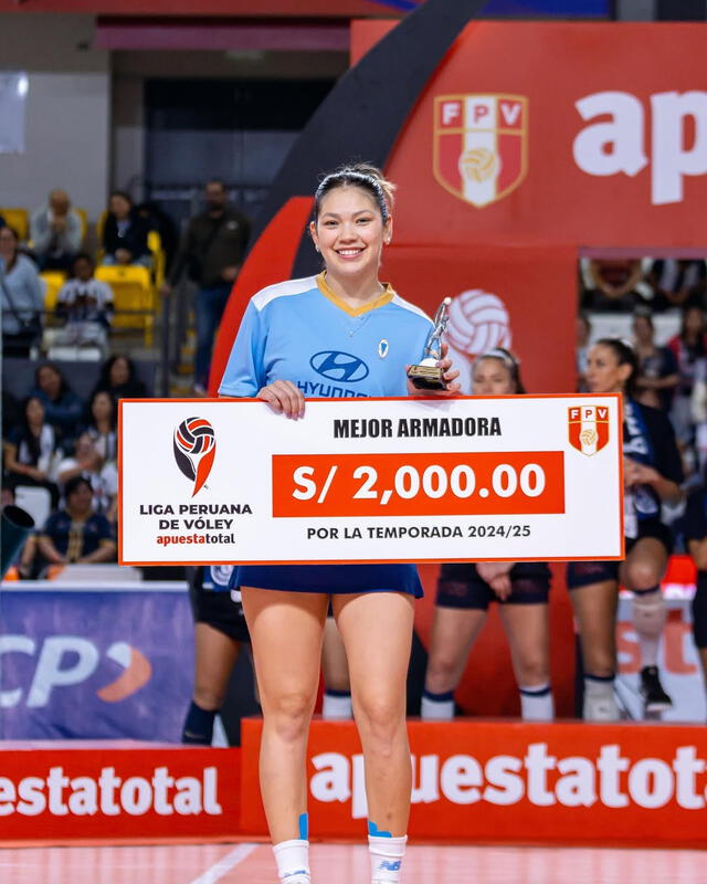 Paola Rivera luciendo el premio. Foto: Instagram/paolariv5 Paola Rivera luciendo el premio. Foto: Instagram/paolariv5