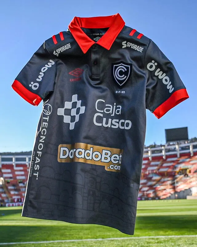 Así luce la nueva camiseta de Cienciano que estrenará en la Liga 1. Foto: Cienciano Así luce la nueva camiseta de Cienciano que estrenará en la Liga 1. Foto: Cienciano