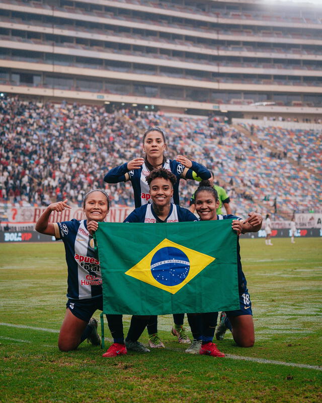 Jugadoras de Alianza Lima celebrando el Apertura tras la final ante Universitario. Foto: Alianza Lima Femenino   