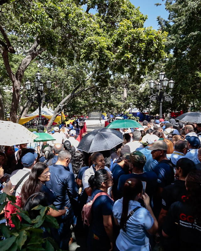 Bajo el sol inclemente se realiza el reclutamiento militar en Venezuela. Bajo el sol inclemente se realiza el reclutamiento militar en Venezuela.