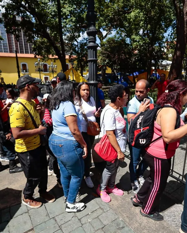 Mujeres jóvenes y de la tercera edad se hicieron presentes. Mujeres jóvenes y de la tercera edad se hicieron presentes.