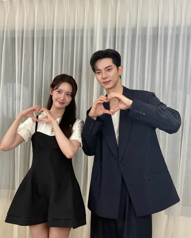  Yoona y Lee Chaemin de 'Bon appétit, majestad'. Foto: Instagram   