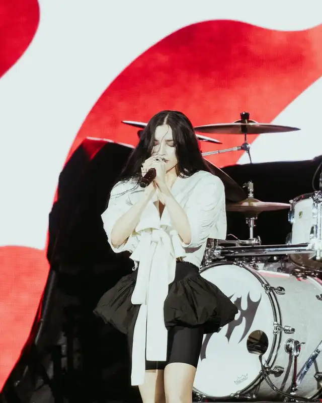 Actuación de Poppy como telonera de Linkin Park en Bogotá