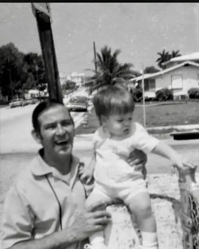  El actual responsable del tablero internacional de Estados Unidos era apenas un niño de dos años cuando aparecía en brazos de su padre frente a la casa familiar en West Miami. Foto: RRSS   