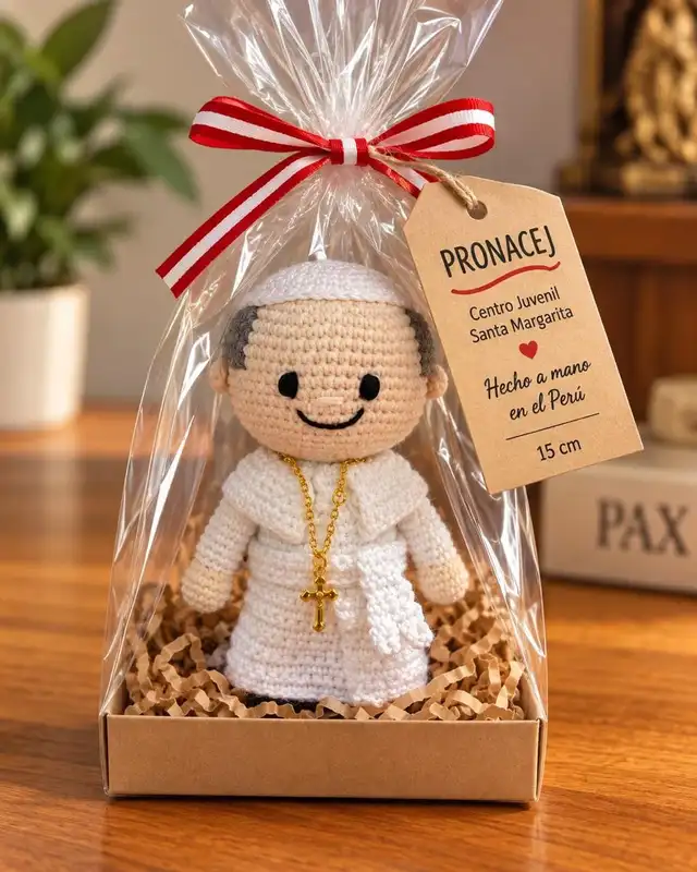 Jóvenes del Centro Juvenil Santa Margarita crean amigurumis del papa León XIV como parte de su formación en confecciones.