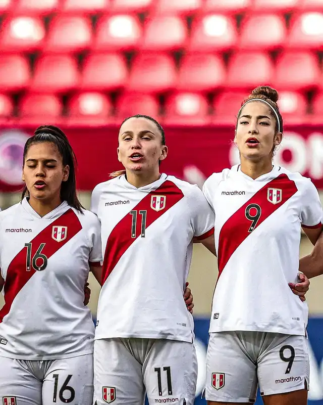 Alessia Sanllehi, la futbolista que fue grabada besándose con Andrés Vílchez Alessia Sanllehi, la futbolista que fue grabada besándose con Andrés Vílchez