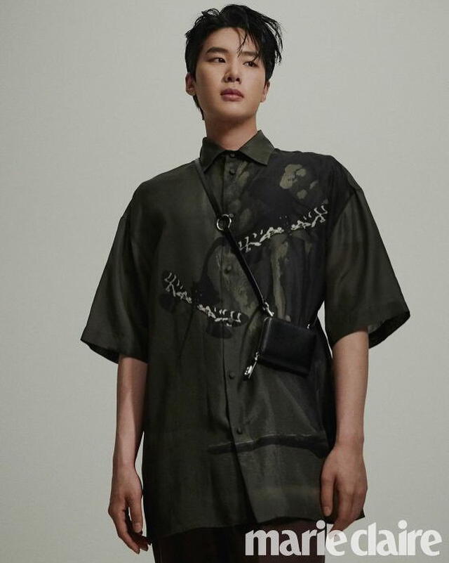Kim Dong Hee viste una camisa over size y pantalones de Valentino y bolso de  Valentino Go Barney, en reportaje pictórico para la edición coreana de Marie Claire.