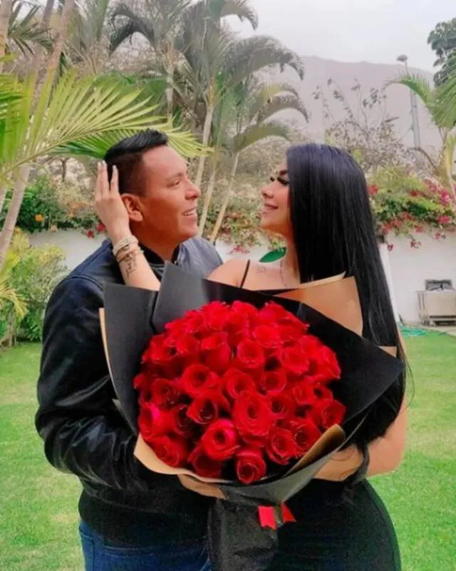 Edwin Sierra celebra aniversario con su novia