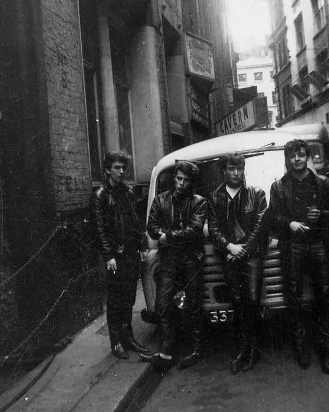 George, Pete Best, John y Paul afuera de The Cavern Club, en Liverpool (1961). Foto: Beatles España