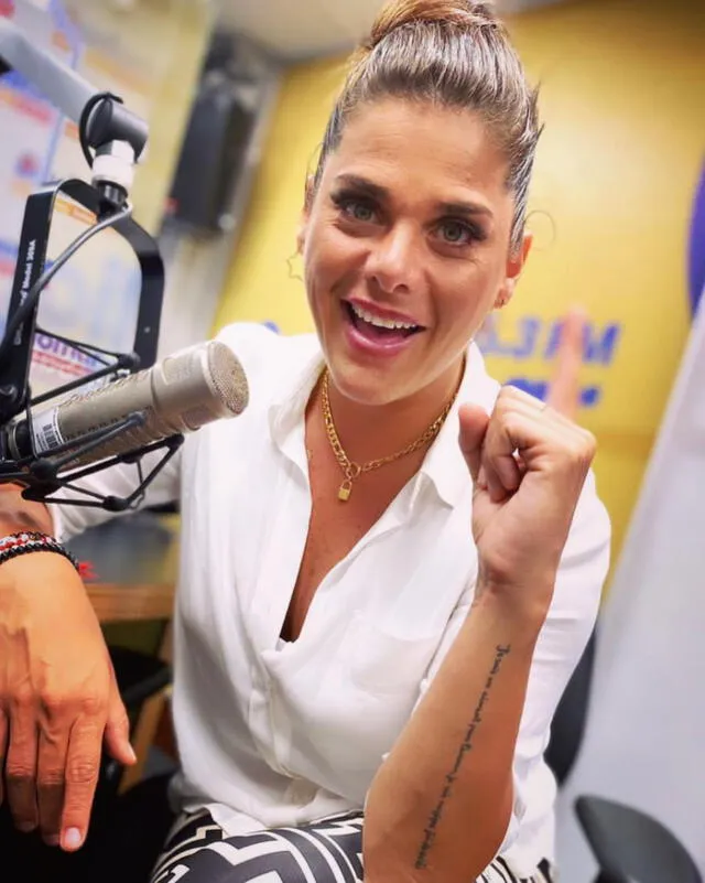 Giovanna Valcárcel es locutora del programa radial “Destape Salsero”, en Radiomar. Foto: Giovanna Valcárcel /Instagram