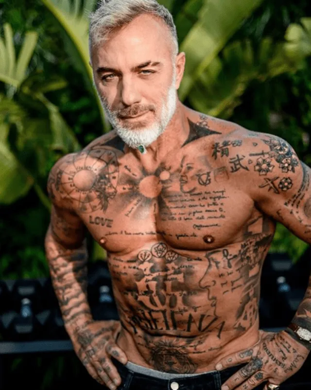 Gianluca Vacchi tiene más de 100 tatuajes.
