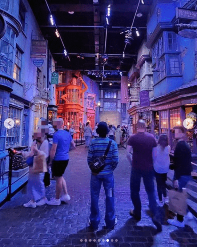  Jimin de BTS en tour de Harry Potter en los estudios de la Warner Bros. en Londres. Foto: captura de Instagram/Jimin   