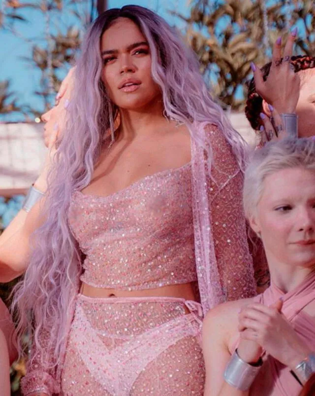 Karol G muestra sus senos en top transparente para su nuevo video "Tusa".