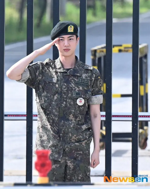  Jin y su saludo militar tras salir del ejército. Foto: Newsen   