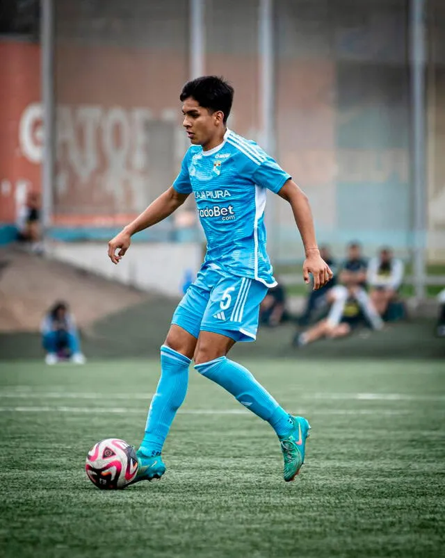  Fabrizio Lora ha jugado torneos como la Copa Libertadores sub-20 con Sporting Cristal. Foto: Instagram   