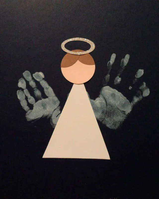 Postal de Navidad con las huellas de la mano. Foto: Women Style Tips Postal de Navidad con las huellas de la mano. Foto: Women Style Tips