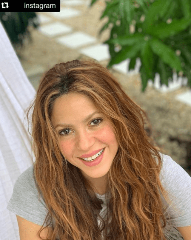 Shakira tiene 43 años y luce una apariencia fresca y juvenil.