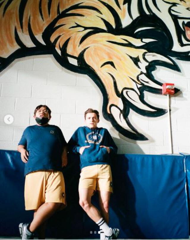 Ned y Peter Parker juntos en el ginnasio de la escuela. Foto. IG lifeisaloha