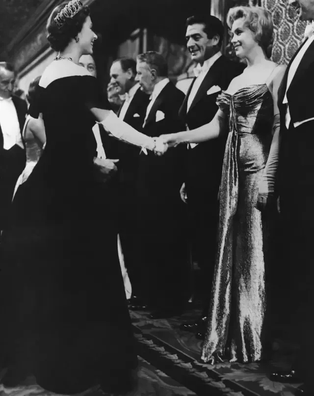 Isabel II y Marilyn Monroe