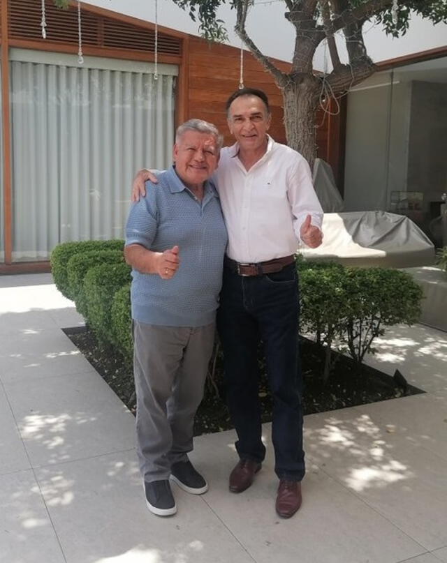 Héctor Becerril junto a César Acuña, líder de APP. Foto: X   