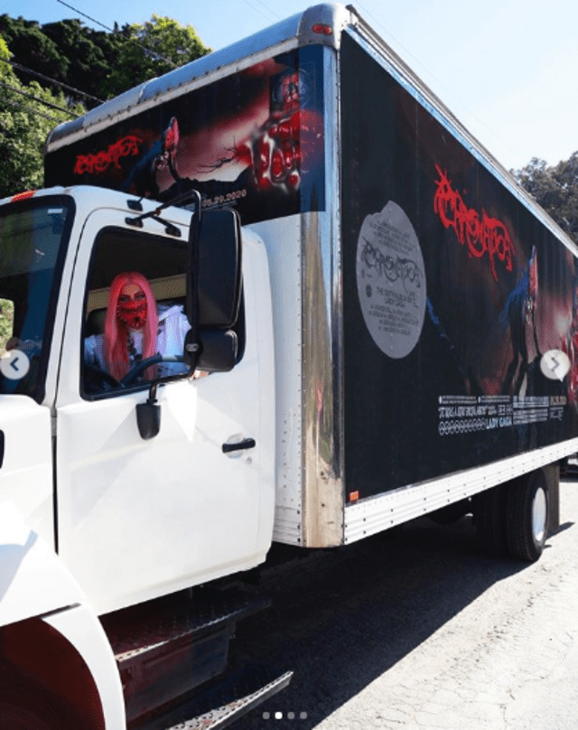 Lady Gaga promocionada el lanzamiento de su álbum Chromatica repartiendo sus discos en un camión.