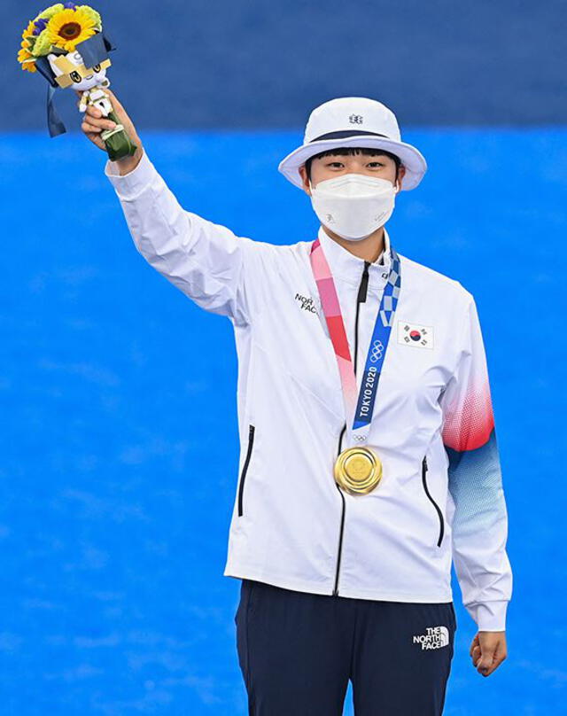 An San es campeona olímpica en tres eventos de tiro con arco en Tokio 2020. Foto: ADEK BERRY/AFP