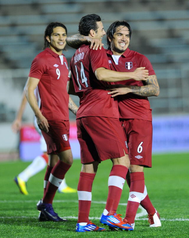  Claudio Pizarro y Juan Manuel Vargas coincidieron en la selección peruana. Foto: AFP   
