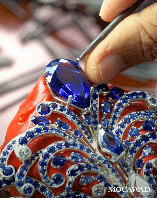 La pieza artesanal muestra una jerarquía de zafiros de diferentes cortes. Foto: Instagram/Mouawad   