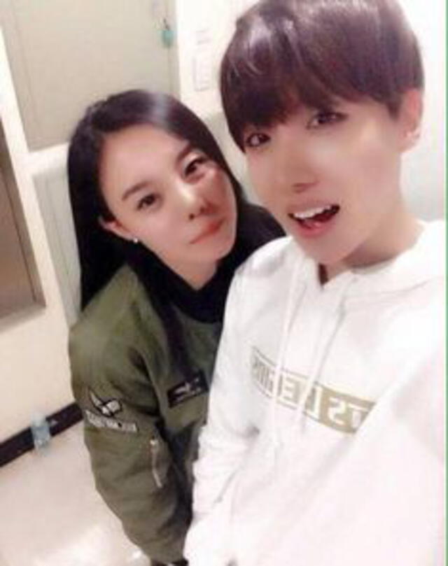 Hoseok acompañado de su hermana Jiwoo. Foto: Twitter
