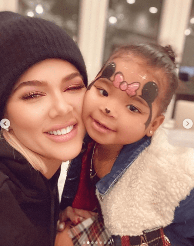 Khloé Kardashian y su hija True Thompson.