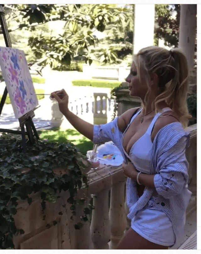 Britney Spears pintando un cuadro en 2017.