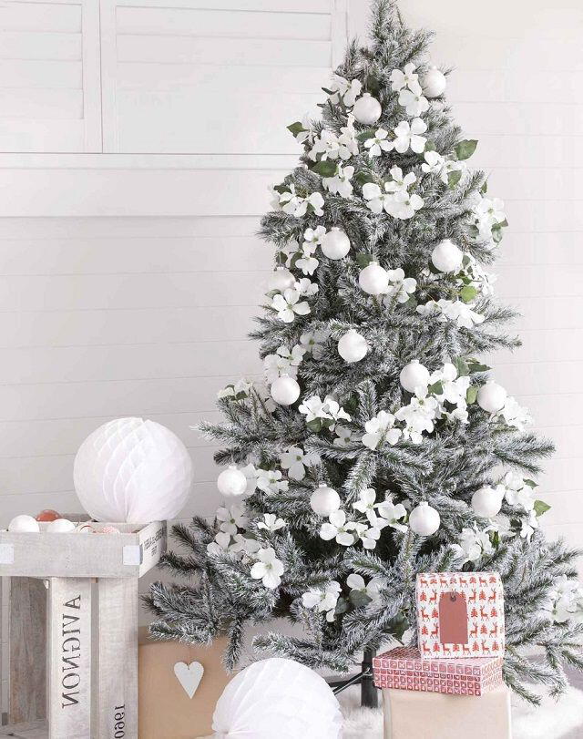 Árbol de Navidad en color blanco. Foto: Beautyholo