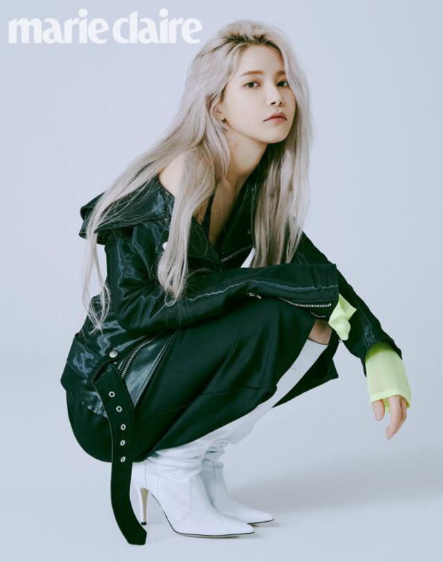 MAMAMOO: Solar luce un vestido slip negro de Alexander Wang, chaqueta de cuero JUNYA WATANABE  (Comme Des Garcons) y botas blancas La Vista, en editorial para Marie Claire Korea.