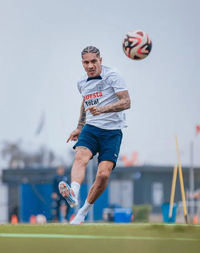  Paolo Guerrero ya entrena con Alianza Lima de cara al Torneo Clausura. Foto: Alianza Lima   