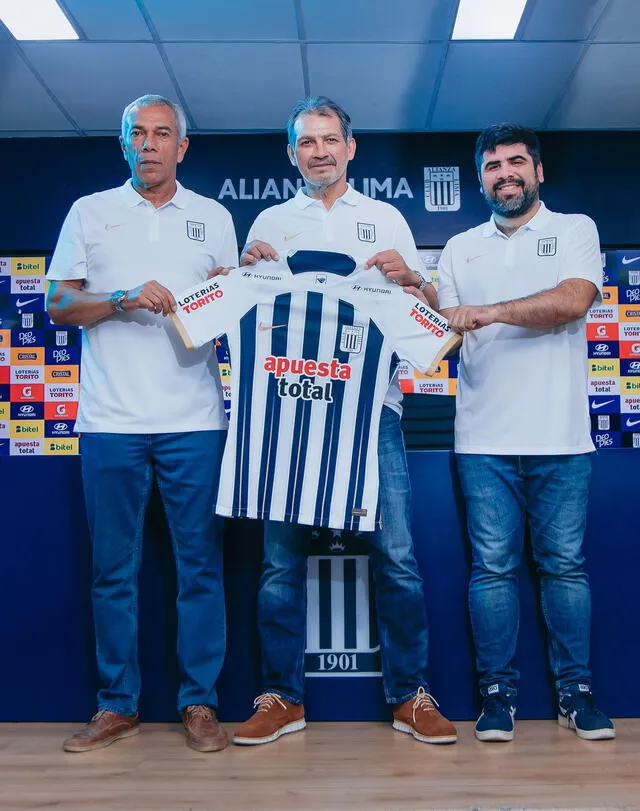 Valencia y Navarro posan junto al gerente deportivo José Bellina. Foto: Alianza Lima   