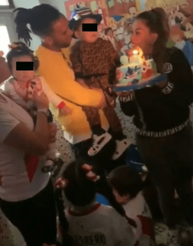 Pedro Gallese y Claudia Díaz celebrando el cumpleaños de su primer hijo.