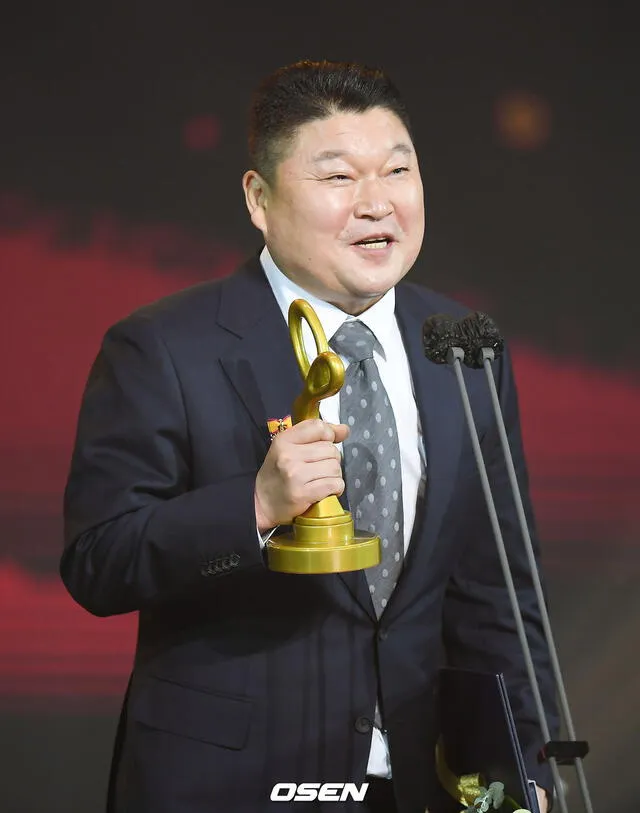 Kang Ho Dong recibiendo su premio en los Korean Popular Culture and Arts Awards 2020. Foto: OSEN