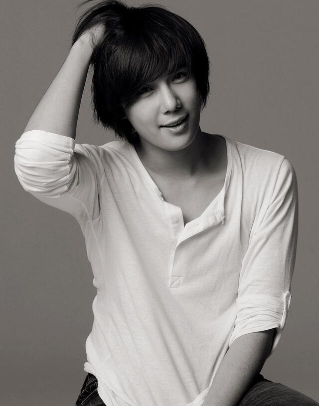 Heo Young Saeng  debutó el 8 de junio del 2005 como vocalista principal en el grupo de Kpop SS501, siendo el ultimo miembro en unirse.