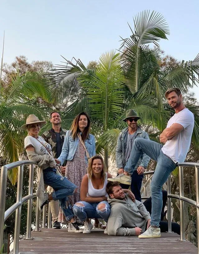 Liam Hemsworth al lado de su hermano Chris y amigos