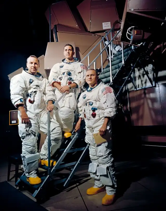 Los astronautas de la misión de órbita lunar Apolo 8, de izquierda a derecha: James A. Lovell Jr., piloto del módulo de comando; William A. Anders, piloto del módulo lunar; y Frank Borman, comandante; en el Centro Espacial Kennedy. 