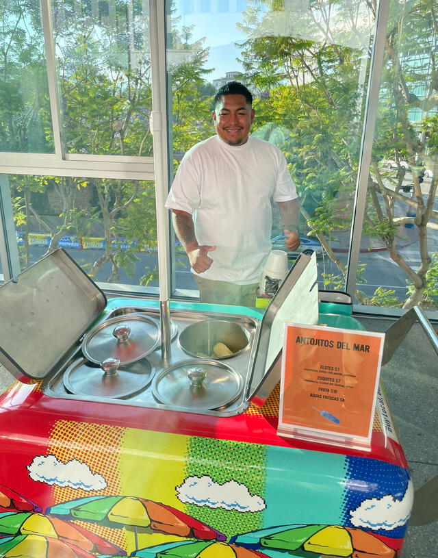  Jorge Cruz en su puesto de comida en Los Ángeles. Foto: Rubén Ochoa   