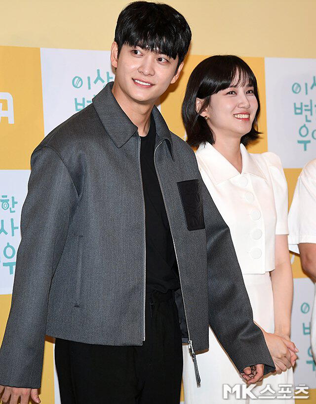 Kang Tae Oh y Park Eun Bin en evento por el final de "Extraordinary Attorney Woo". Foto: MK Sports