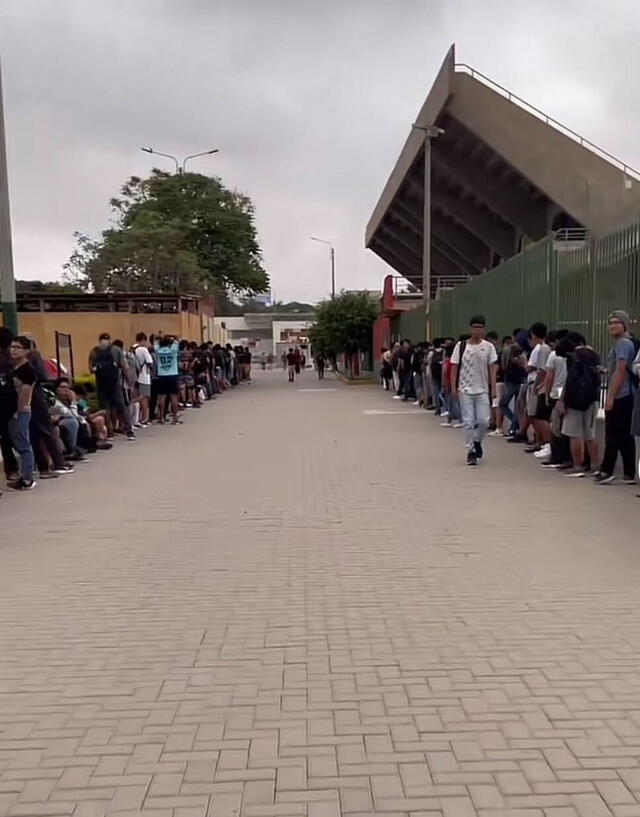  Cola a las 7 a. m. en la UNI para recibir el ticket de almuerzo. Foto: captura de pantalla/Paula Tuesta/TikTok   